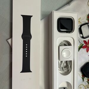 Apple Watch Series 4 with GPS /cell
44 mm Space Grey aluminum watch